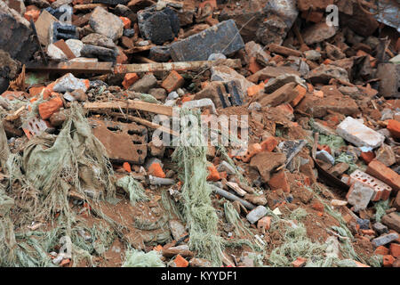 Ein Haufen von Bauschutt, Ziegel und Beton gebrochen. Stockfoto