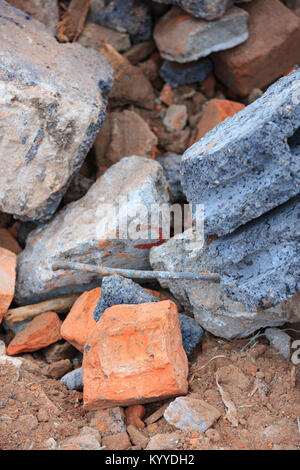 Ein Haufen von Bauschutt, Ziegel und Beton gebrochen. Stockfoto