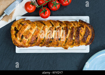 Schweinefleisch roll-würzige Wurst Fleisch mit Chili und Bohnen in Blätterteig - Ansicht von oben Stockfoto