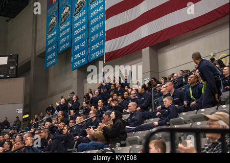 Kadetten von der Alaska militärische Jugend Akademie Beifall auf der Universität von Alaska - Anchorage Seawolves während ihrer jährlichen militärischen Anerkennung hockey Spiel an der Sullivan Arena in Anchorage, Alaska, 13, 2018. Die LF der militärischen Anerkennung Spiel mit der jährlichen Armee gegen Luftwaffe Hockey Spiel zusammenfallen koordiniert. Die Air Force gewann den diesjährigen Spiel 11-1. (U.S. Air Force Stockfoto