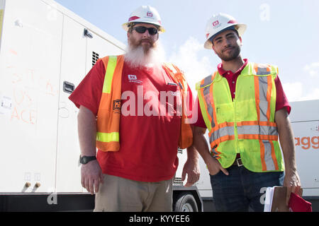 Jim Wade (links), von der US-Armee Korps der Ingenieure Walla Walla Bezirk, und Manny Rutinel (rechts), von der USACE Buffalo Bezirk, koordinieren die Wartungsarbeiten an einer Pier in San Juan für das USACE temporäre Emergency Power Mission in Puerto Rico 14.01.14. Der Pier dient als ein paar Shop" und Staging Area für eingehende Bundes Generatoren, die verwendet werden, um zeitweilige Notstromquelle auf wichtige öffentliche Einrichtungen, die in den Folgen des Hurrikans Maria zur Verfügung stellen. Stockfoto