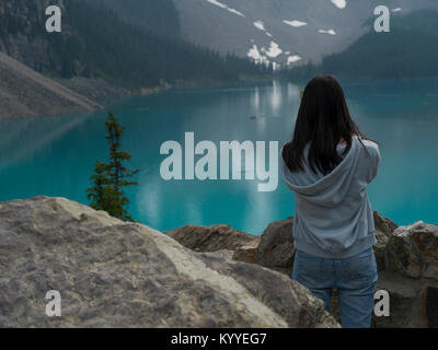 Frau unter Bild der Moraine Lake, Banff National Park, Alberta, Kanada Stockfoto