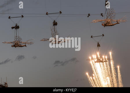 Low Angle View der Künstler, die in Calgary Stampede mit Feuerwerk im Hintergrund, Calgary, Alberta, Kanada Stockfoto