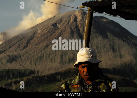 Indonesien. 17 Jan, 2018. Da die Lava dome Mount Sinabung Zusammenbruch im August letzten Jahres, lava Dome Volume jetzt 1,6 Mio. Kubikmetern erreicht. Credit: Sabirin Manurung/Pacific Press/Alamy leben Nachrichten Stockfoto