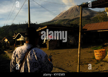 Indonesien. 17 Jan, 2018. Da die Lava dome Mount Sinabung Zusammenbruch im August letzten Jahres, lava Dome Volume jetzt 1,6 Mio. Kubikmetern erreicht. Credit: Sabirin Manurung/Pacific Press/Alamy leben Nachrichten Stockfoto