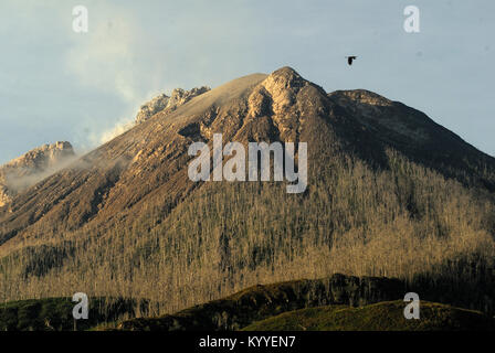 Indonesien. 17 Jan, 2018. Da die Lava dome Mount Sinabung Zusammenbruch im August letzten Jahres, lava Dome Volume jetzt 1,6 Mio. Kubikmetern erreicht. Credit: Sabirin Manurung/Pacific Press/Alamy leben Nachrichten Stockfoto