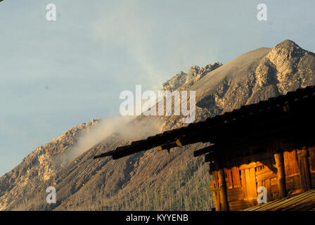 Indonesien. 17 Jan, 2018. Da die Lava dome Mount Sinabung Zusammenbruch im August letzten Jahres, lava Dome Volume jetzt 1,6 Mio. Kubikmetern erreicht. Credit: Sabirin Manurung/Pacific Press/Alamy leben Nachrichten Stockfoto