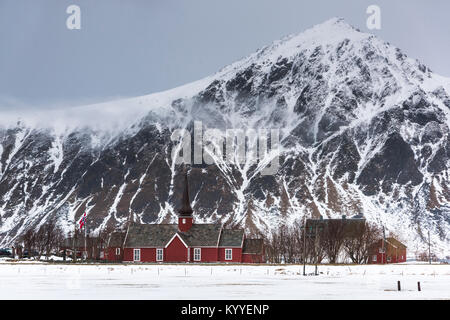 Kirche mit Berg im Hintergrund, Flakstad Kirche, Lofoten, Nordland, Norwegen Stockfoto