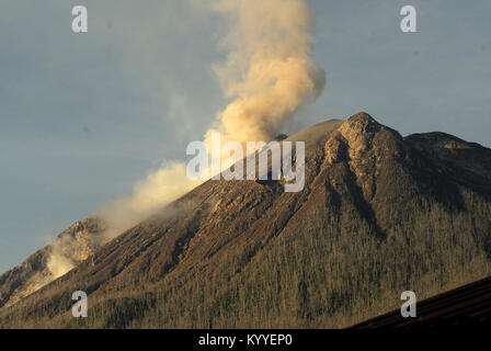 Indonesien. 17 Jan, 2018. Da die Lava dome Mount Sinabung Zusammenbruch im August letzten Jahres, lava Dome Volume jetzt 1,6 Mio. Kubikmetern erreicht. Credit: Sabirin Manurung/Pacific Press/Alamy leben Nachrichten Stockfoto