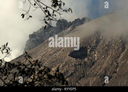 Indonesien. 17 Jan, 2018. Da die Lava dome Mount Sinabung Zusammenbruch im August letzten Jahres, lava Dome Volume jetzt 1,6 Mio. Kubikmetern erreicht. Credit: Sabirin Manurung/Pacific Press/Alamy leben Nachrichten Stockfoto