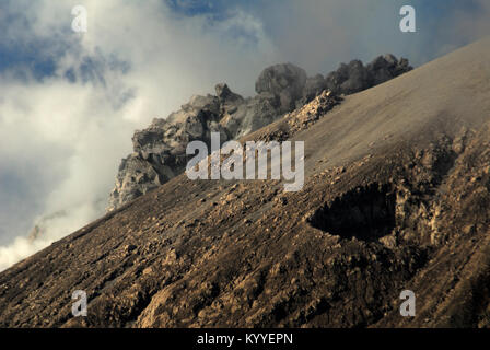 Indonesien. 17 Jan, 2018. Da die Lava dome Mount Sinabung Zusammenbruch im August letzten Jahres, lava Dome Volume jetzt 1,6 Mio. Kubikmetern erreicht. Credit: Sabirin Manurung/Pacific Press/Alamy leben Nachrichten Stockfoto