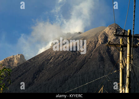 Indonesien. 17 Jan, 2018. Da die Vulkankegel des Mount Sinabung Zusammenbruch im August letzten Jahres, lava Dome Volumen erreicht nun 1,6 Millionen Kubikmeter. Credit: Sabirin Manurung/Pacific Press/Alamy leben Nachrichten Stockfoto