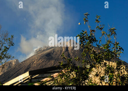 Indonesien. 17 Jan, 2018. Da die Vulkankegel des Mount Sinabung Zusammenbruch im August letzten Jahres, lava Dome Volumen erreicht nun 1,6 Millionen Kubikmeter. Credit: Sabirin Manurung/Pacific Press/Alamy leben Nachrichten Stockfoto