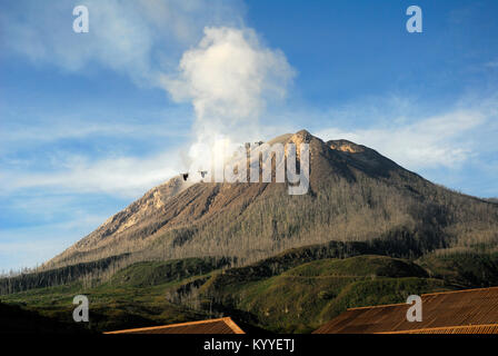 Indonesien. 17 Jan, 2018. Da die Vulkankegel des Mount Sinabung Zusammenbruch im August letzten Jahres, lava Dome Volumen erreicht nun 1,6 Millionen Kubikmeter. Credit: Sabirin Manurung/Pacific Press/Alamy leben Nachrichten Stockfoto