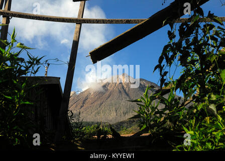 Indonesien. 17 Jan, 2018. Da die Vulkankegel des Mount Sinabung Zusammenbruch im August letzten Jahres, lava Dome Volumen erreicht nun 1,6 Millionen Kubikmeter. Credit: Sabirin Manurung/Pacific Press/Alamy leben Nachrichten Stockfoto