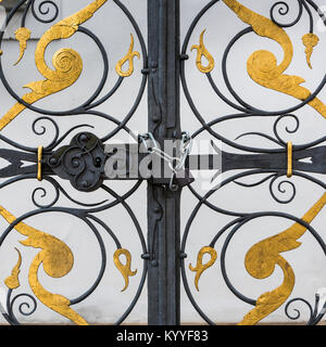 Vorhängeschloss mit metall kette auf Tor, das Kloster Strahov, Prag, Tschechische Republik Stockfoto