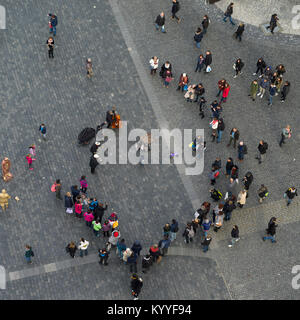 Hohe Betrachtungswinkel von Touristen am Marktplatz der Altstadt, Altstadt, Prag, Tschechische Republik Stockfoto