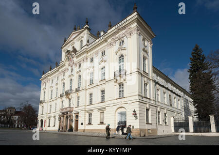 Fassade des Erzbischofs's Palace in der Nähe der Prager Burg, dem Hradschin, Prag, Tschechische Republik Stockfoto