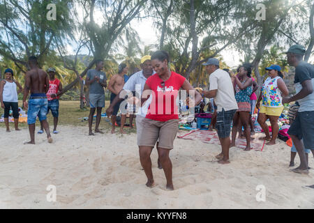 Party mit Musik und Tanz am Strand von Saint Francois, Insel Rodrigues, Mauritius, Afrika, | lbeach Party mit Musik und Tanz im Saint Francois beac Stockfoto