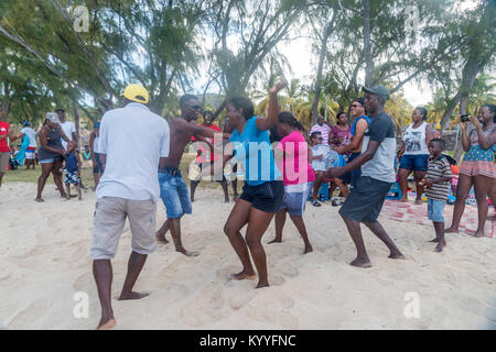 Party mit Musik und Tanz am Strand von Saint Francois, Insel Rodrigues, Mauritius, Afrika, | lbeach Party mit Musik und Tanz im Saint Francois beac Stockfoto