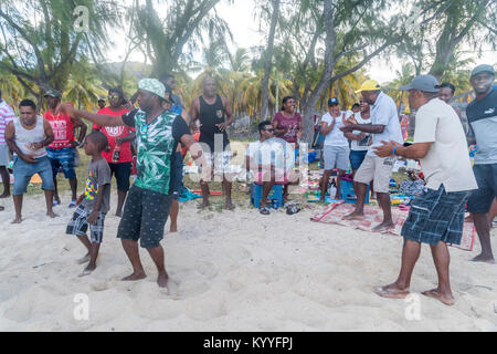 Party mit Musik und Tanz am Strand von Saint Francois, Insel Rodrigues, Mauritius, Afrika, | lbeach Party mit Musik und Tanz im Saint Francois beac Stockfoto