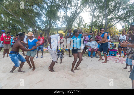 Party mit Musik und Tanz am Strand von Saint Francois, Insel Rodrigues, Mauritius, Afrika, | lbeach Party mit Musik und Tanz im Saint Francois beac Stockfoto