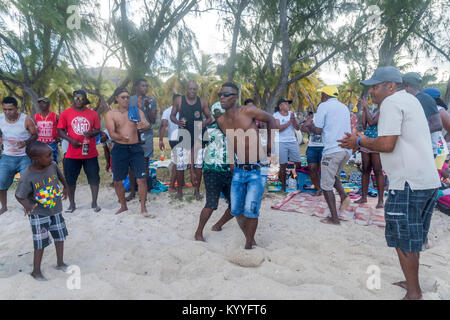 Party mit Musik und Tanz am Strand von Saint Francois, Insel Rodrigues, Mauritius, Afrika, | lbeach Party mit Musik und Tanz im Saint Francois beac Stockfoto