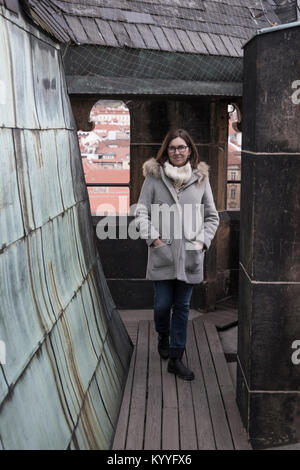 Frau stehend auf Fußgängerbrücke, Altstädter Brückenturm, Prag, Tschechische Republik Stockfoto