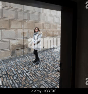 Glückliche Frau stand vor der Wand, Prag, Tschechische Republik Stockfoto