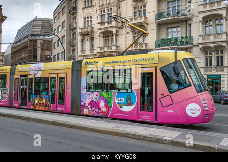 Eine Skoda 14T Tram an einer Straßenbahnhaltestelle in Prag, Tschechische Republik Stockfoto