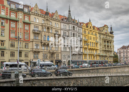 Beeindruckende Architektur in der Nähe der Flussufer Boulevard oder Masarykovo nábř Prag, Tschechische Republik Stockfoto