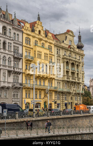 Atemberaubende Architektur entlang des Flussufers Boulevard oder Masarykovo nábř, Prag, Tschechische Republik Stockfoto