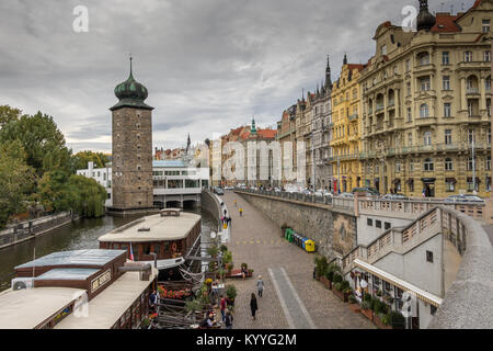 Atemberaubende Architektur entlang der Flussfront Boulevard oder Masarykovo nábř , einschließlich der Moldau Wasserturm & Manes Gallery, Prag , Tschechische Republik Stockfoto