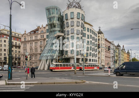 Eine Straßenbahn fährt vor dem Tanzenden Haus vorbei, einem bedeutenden Gebäude in Prag, in dem sich auch das Tanzende Haus Hotel, Prag, Tschechische Republik, befindet Stockfoto