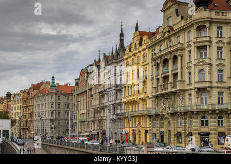 Atemberaubende Architektur entlang der Flussfront Boulevard oder Masarykovo nábř , Prag, Tschechische Republik Stockfoto