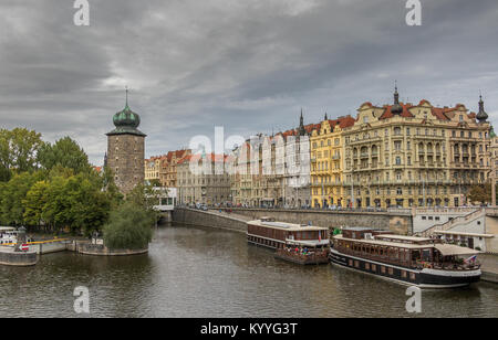 Atemberaubende Architektur entlang des Flussboulevards oder Masarykovo nábř, einschließlich des Moldau-Wasserturms und der Manes-Galerie, Prag Tschechische Republik Stockfoto