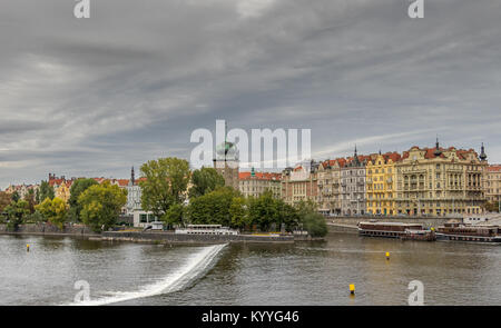 Atemberaubende Architektur entlang der Flussfront Boulevard oder Masarykovo nábř, einschließlich der Moldau Wasserturm & Manes Gallery, Prag, Tschechische Republik Stockfoto