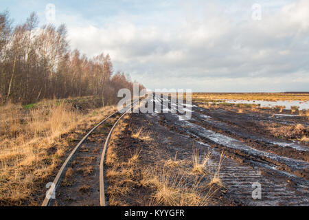 Landschaft Schuß einer Torf der Bergbau mit Schienen von einem Feld Eisenbahn Stockfoto