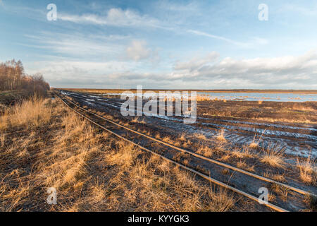 Landschaft Schuß einer Torf der Bergbau mit Schienen eines Torf Eisenbahn Stockfoto