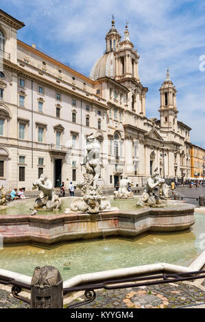 Fontana del Moro (Heide Brunnen) und die Kirche Sant' Agnese in Agone in der Piazza Navona, Rom, Italien Stockfoto