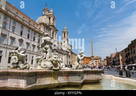 Fontana del Moro (Heide Brunnen) und die Kirche Sant' Agnese in Agone in der Piazza Navona, Rom, Italien Stockfoto