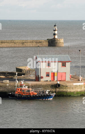 Pilot Boote und Leuchtturm, Seaham Harbour, County Durham, England, Großbritannien Stockfoto