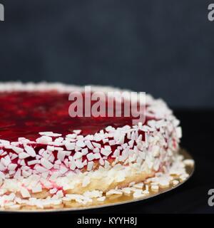 Ecke von Strawberry jelly und weiße Schokolade Kuchen auf dunkelgrauem Hintergrund Stockfoto
