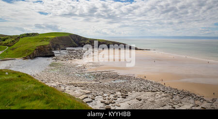 Breite Sandstrand von Dunraven Bucht bei Ebbe an der Glamorgan Heritage Coast von Soutn Wales UK Stockfoto