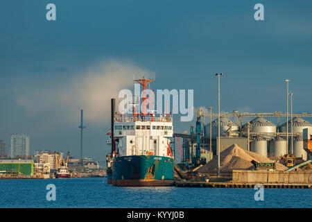 Sonnenuntergang in Shoreham Port in Southwick, West Sussex. Stockfoto