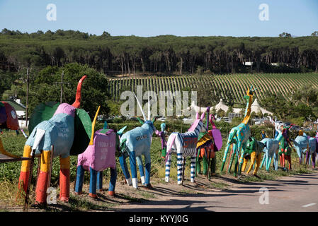 Stellenbosch Somerset West Road in der Western Cape Südafrika. Dezember 2017. Scarcrows auf einem strawberry Farm Stockfoto