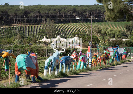 Stellenbosch Somerset West Road in der Western Cape Südafrika. Dezember 2017. Scarcrows auf einem strawberry Farm Stockfoto