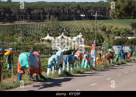 Stellenbosch Somerset West Road in der Western Cape Südafrika. Dezember 2017. Scarcrows auf einem strawberry Farm Stockfoto