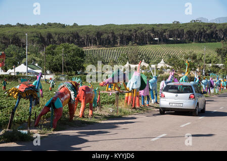 Stellenbosch Somerset West Road in der Western Cape Südafrika. Dezember 2017. Scarcrows auf einem strawberry Farm Stockfoto