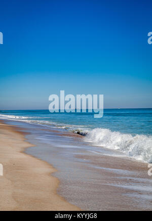 Kleine Wellen brechen auf Amelia Island Beach, Florida Stockfoto